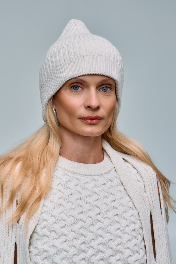 Шапка LA23 молочна